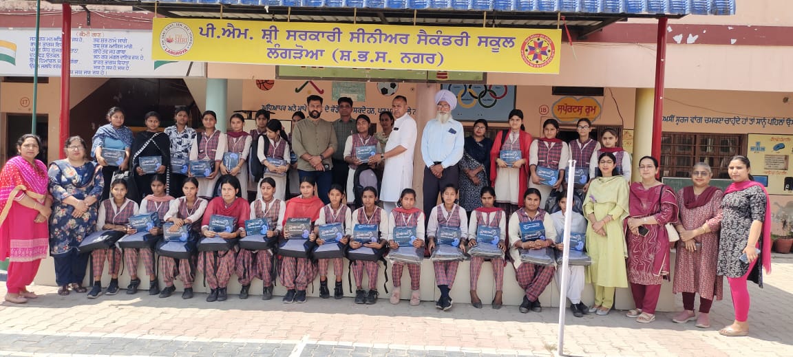 Halka in-charge meets children at Langroa School on Bagless Day